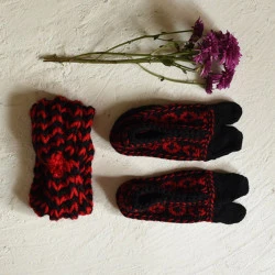 Igloo ~ Himalayan Woolen Socks With Hair Band - Red & Black