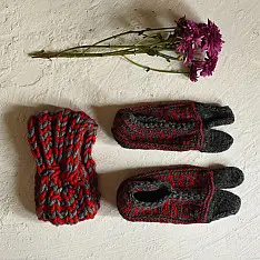 Igloo ~ Himalayan Woolen Socks With Hair Band - Grey & Red