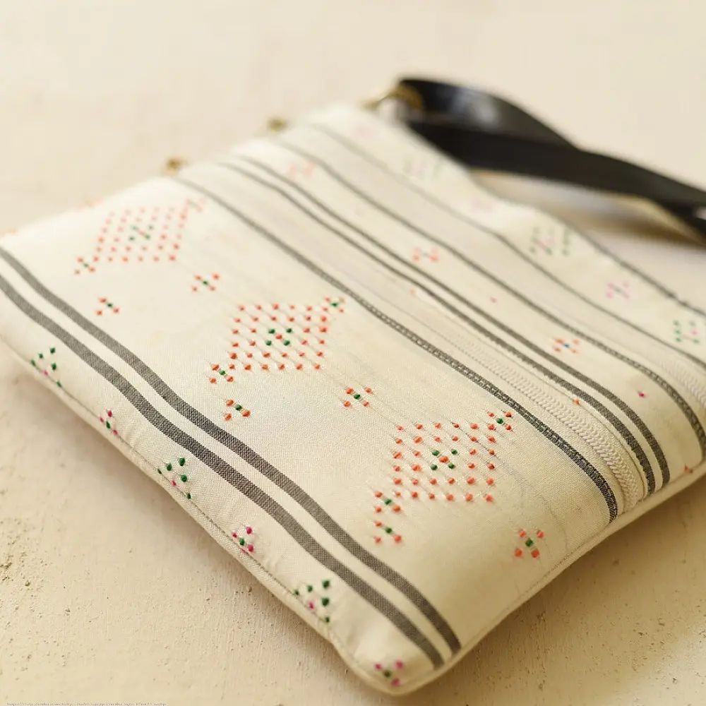 shop Tangaliya sling Bag / Purse - off white