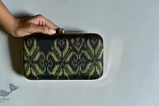 A pocket full of joy! ⁂ Patola Clutch - Black 