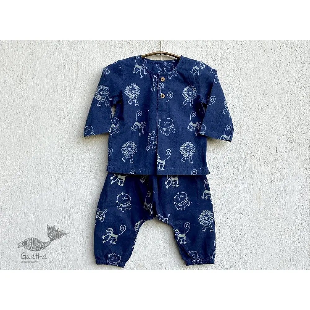 blue organic cotton full sleeved kids top with matching zoo animal printed pants