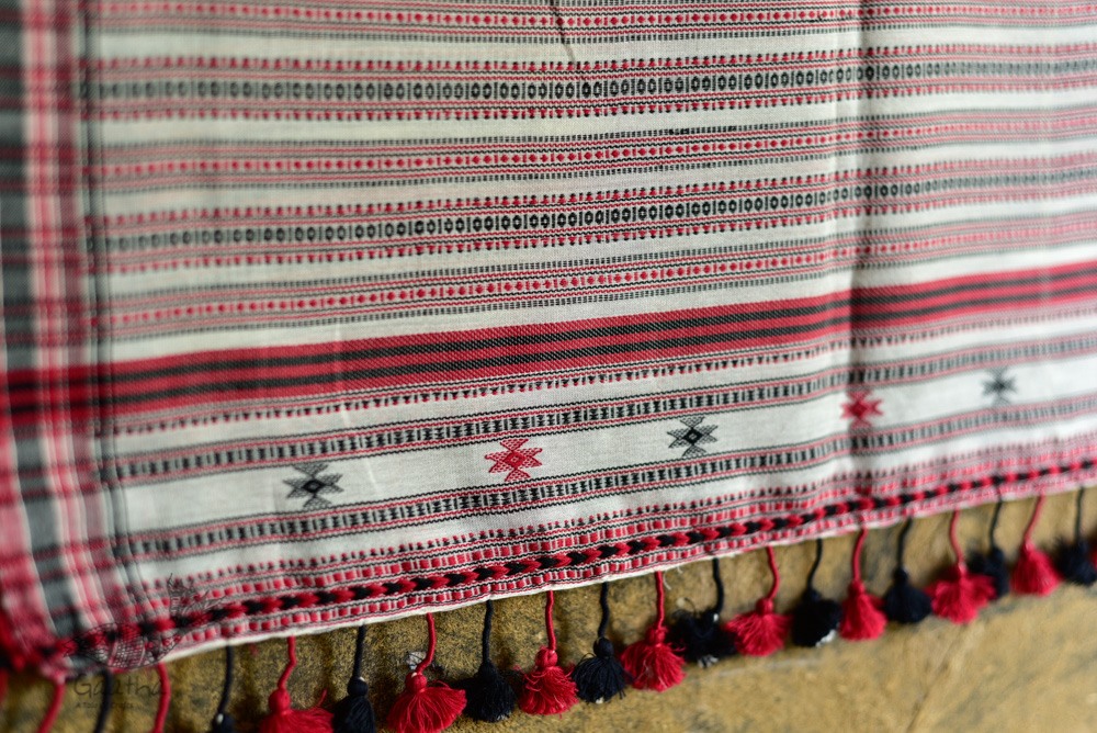 Handwoven kala cotton bhujodi weaving stoles from kutch