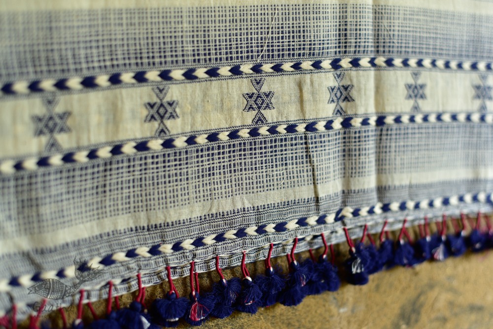 Handwoven kala cotton bhujodi weaving stoles from kutch 08