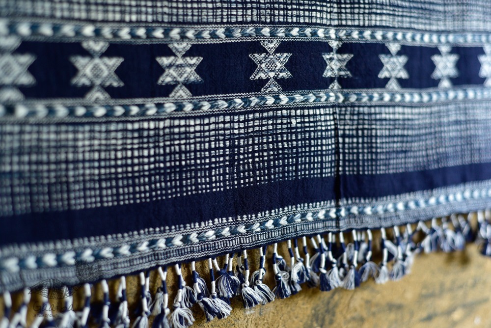 Handwoven kala cotton bhujodi weaving stoles from kutch