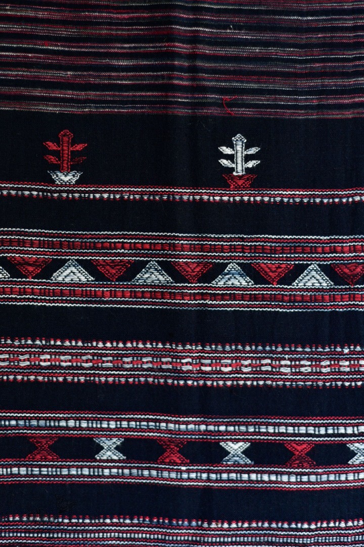 Handwoven kala cotton bhujodi weaving stoles from kutch