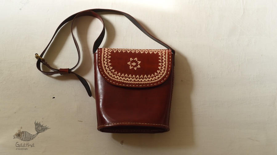 shop Kutchi Leather Sling Handbag - brown