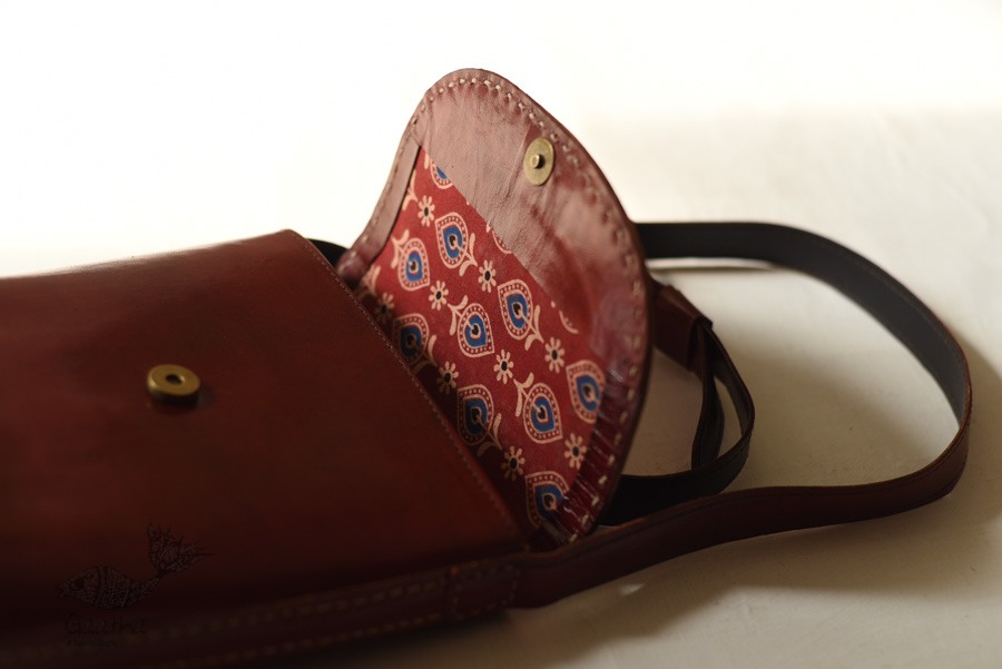 shop Kutchi Leather Sling Handbag - brown