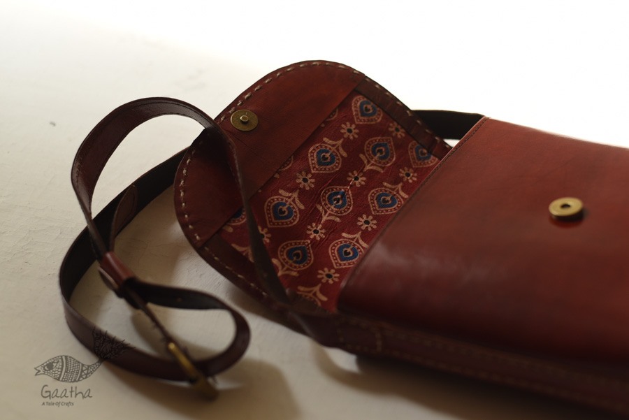 shop Kutchi Leather Sling Handbag - brown