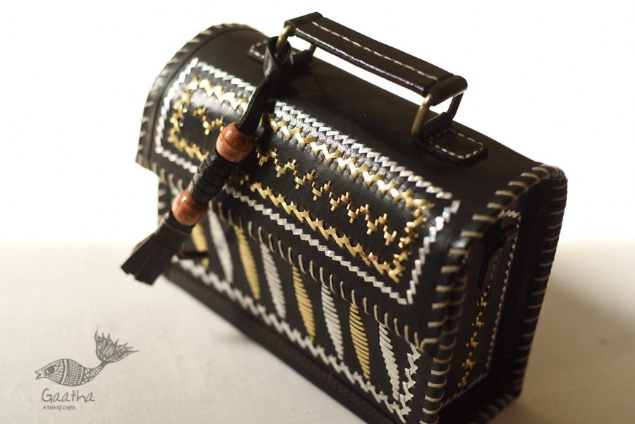 shop Kutchi Leather Sling black Handbag