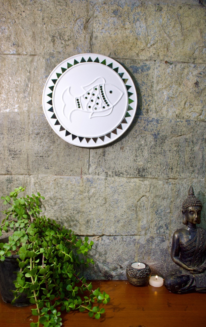 Shop Kutch Lippan Mud Work Fish 10 inches Round Wall Plate -White