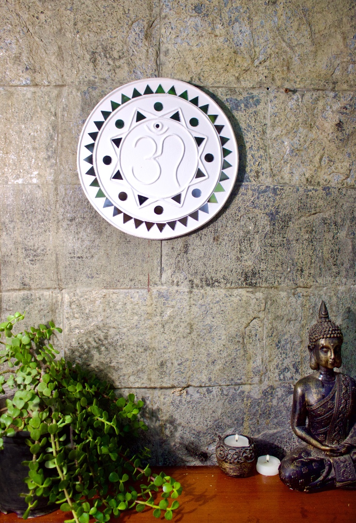 Shop Kutch Lippan Mud Work  Om symbol 10 inches Round Wall Plate -White