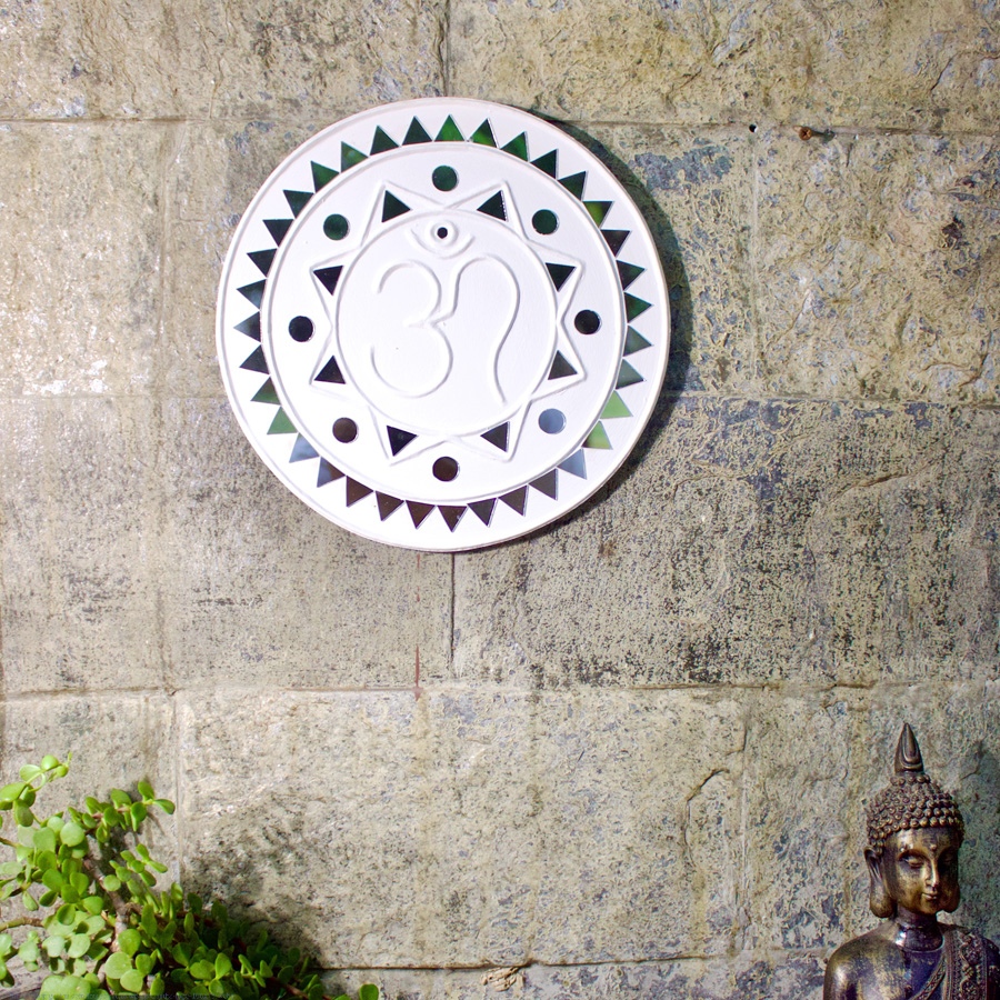 Shop Kutch Lippan Mud Work  Om symbol 10 inches Round Wall Plate -White