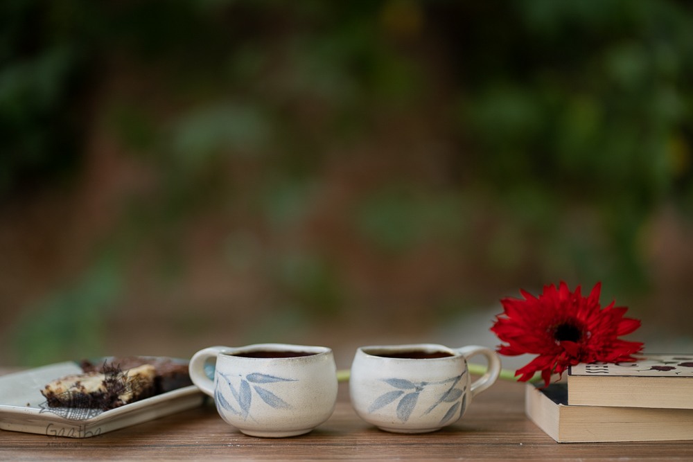 White and Blue Cups (Round base) - Set of 2