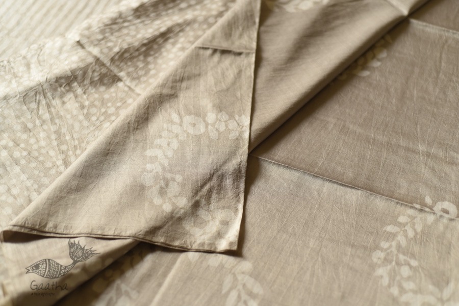 Natural Color . Pure Silk SareeNatural Dyed . Pure Silk Saree - Light Silvery Grey