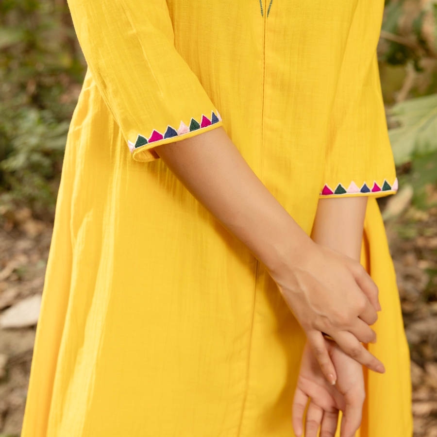 shop Hand Embroidered Chanderi Kurta Set (Set of 2)