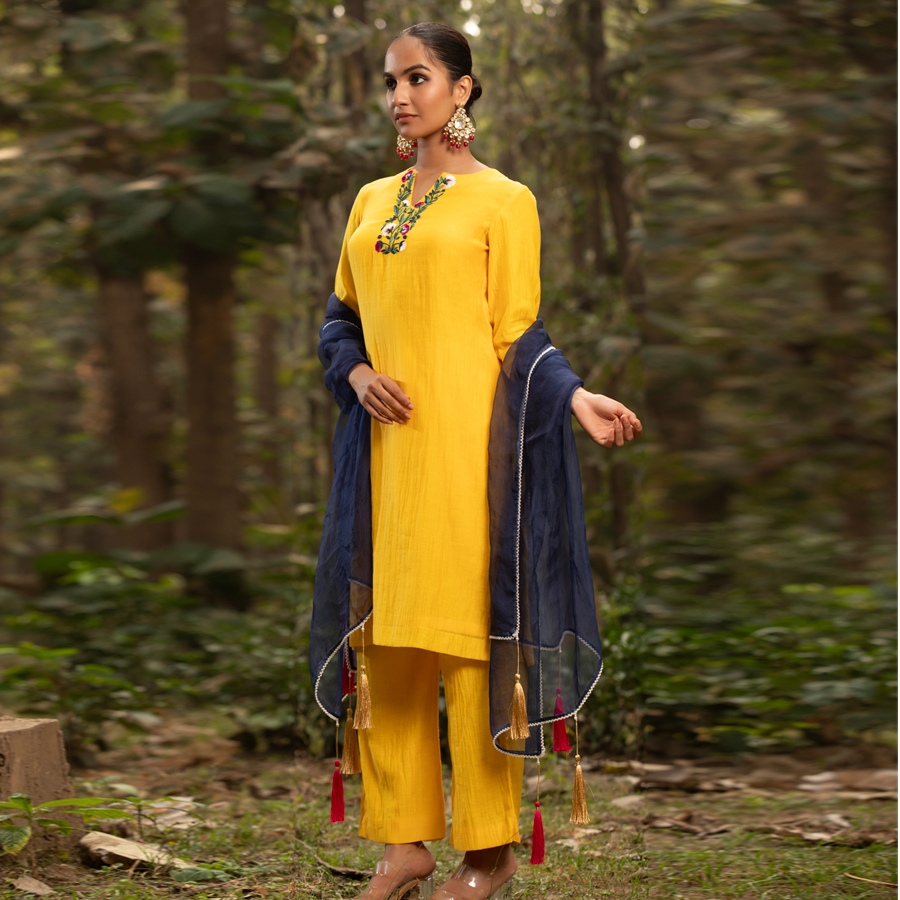 shop silk kurta set comes with contrast organza dupatta… set of 3