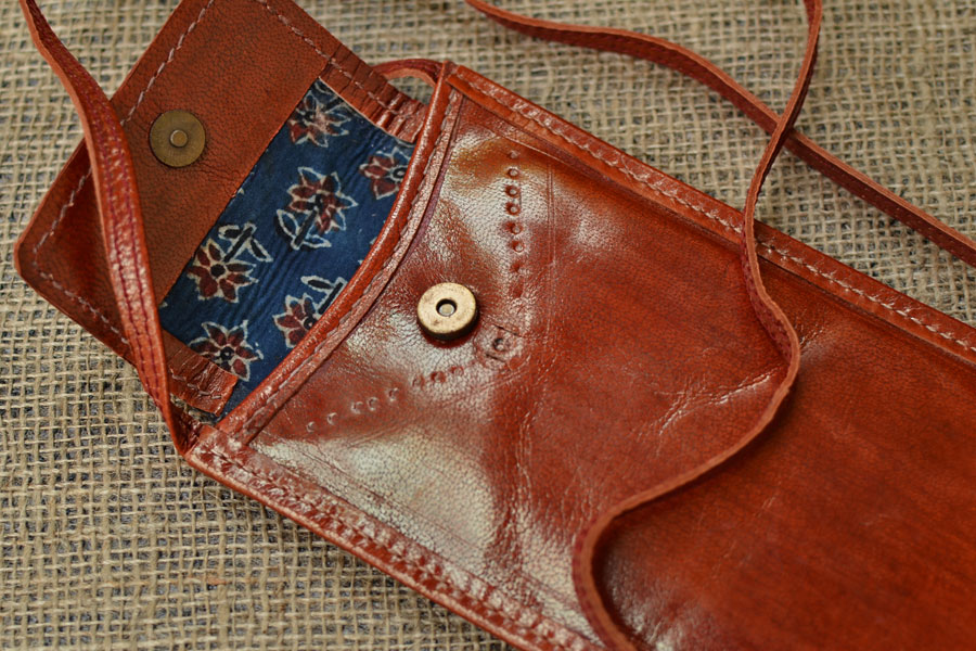 Itsy-bitsy! ❖ Kutchi Leather Purse { Mobile } { 4 }