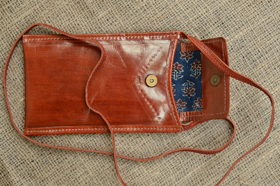 Itsy-bitsy! ❖ Kutchi Leather Purse { Mobile } { 4 }