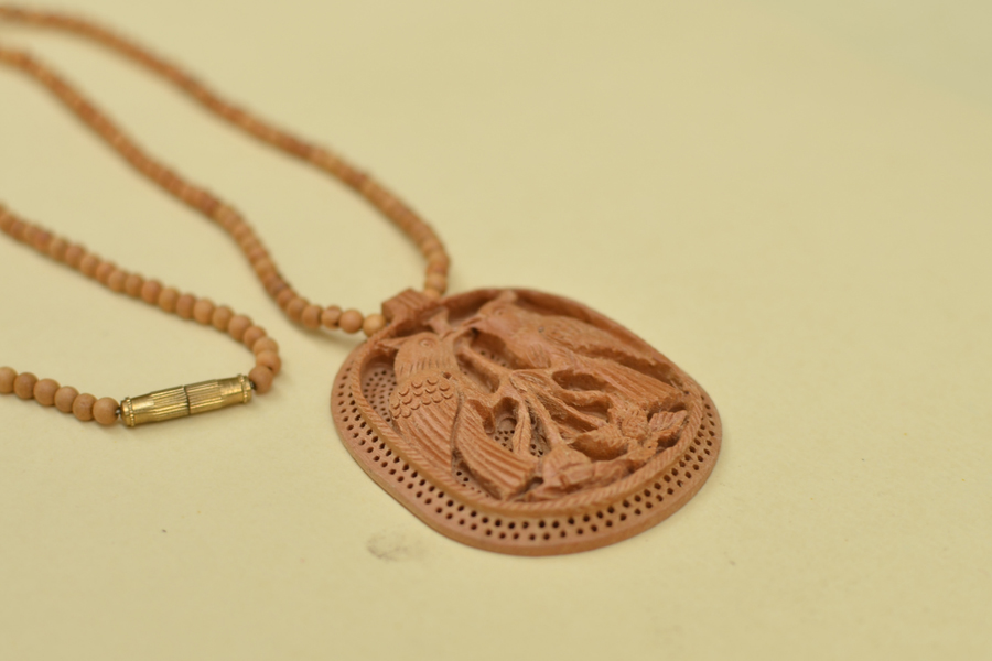 Kadam ♣ Wooden Neckpieces { g }