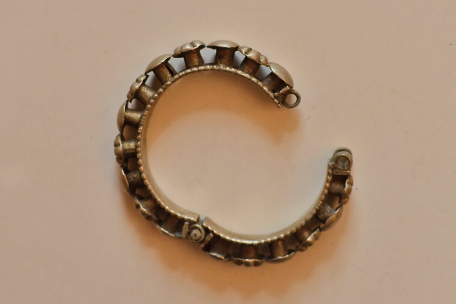 Kanupriya ~ White Metal Vintage Bangle 